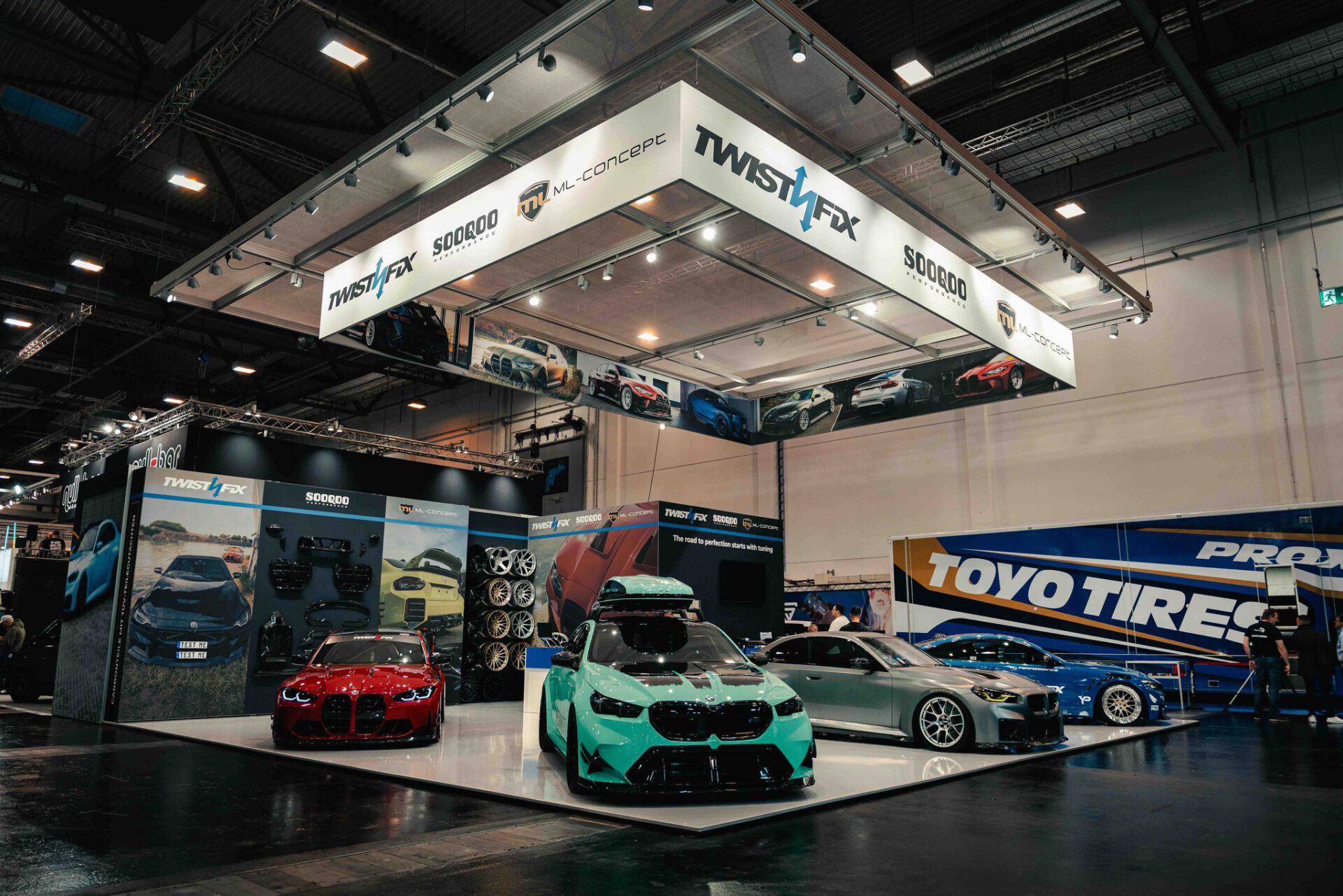 Messestand mit Autos