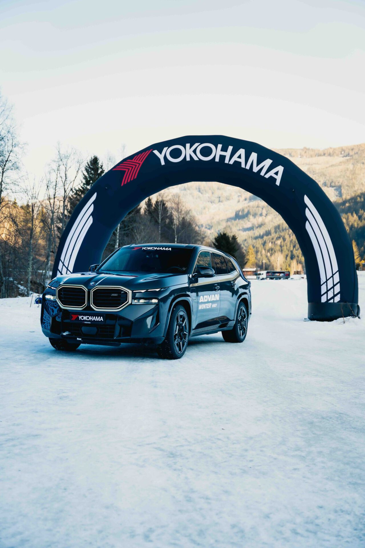 Yokohama Winter Event mit Fahrzeug im Schnee